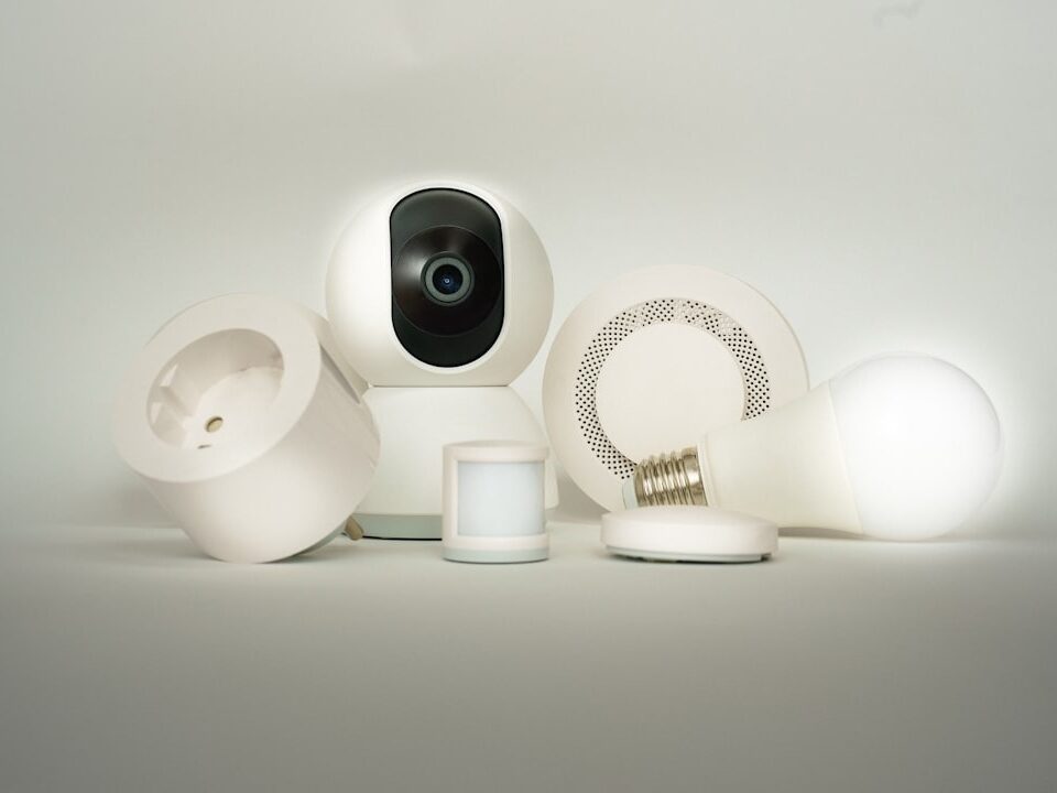 Smart lighting bulbs and connected home devices for automated lighting control